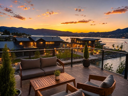 *NEW Lakefront Luxury | Rooftop Deck, Views, Dock, Hot Tub & Spa Amenities