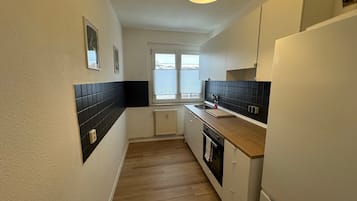 Fridge, oven, stovetop, electric kettle