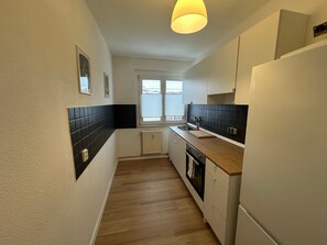 Kühlschrank, Ofen, Herdplatte, Wasserkocher