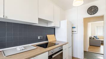 Kühlschrank, Ofen, Herdplatte, Wasserkocher