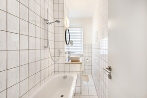 Shower, towels - Apartment 'Ferienwohnung Mücheln' with Balcony and Wi-Fi (Mücheln (Geiseltal))