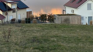 Un área residencial junto al lago con casas, una valla de madera y una vista despejada del lago.
