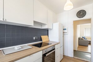 Jääkaappi, uuni, liesi, vedenkeitin