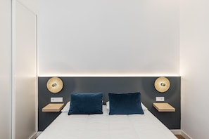 Deluxe Double Room | Free WiFi - Queen's Olavide - Corta Estancia (Madrid)