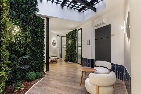 Unclassified image, 1 of 73, button - Queen's Olavide - Corta Estancia (Madrid)