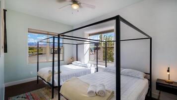 Hus, balkong, fjellutsikt