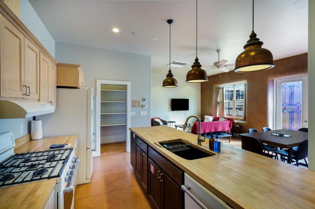 Casa, balcón, vistas a la montaña