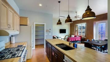 Casa, balcón, vistas a la montaña