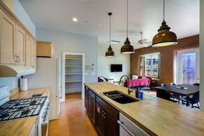 Hus, balkong, fjellutsikt