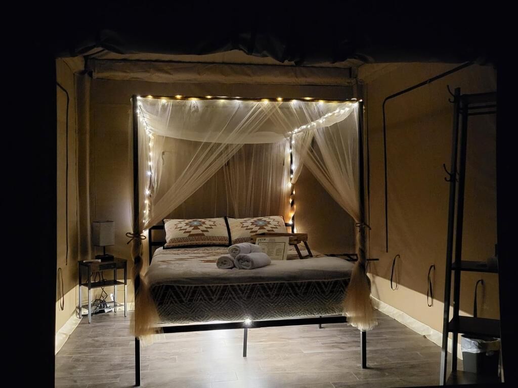 Telt, terrasse, fjellutsikt