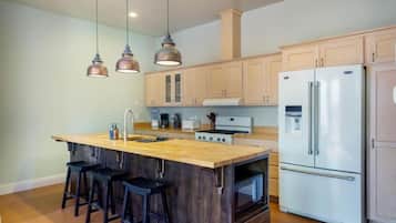 House, Balcony, Mountain View | Private kitchen