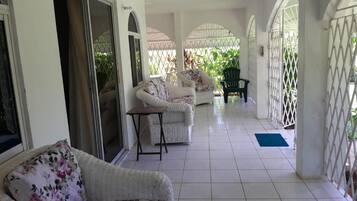 Deluxe-huone, parveke, näköala pihalle