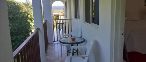 Twin Room, Balcony, Garden View | Tempat makan luar