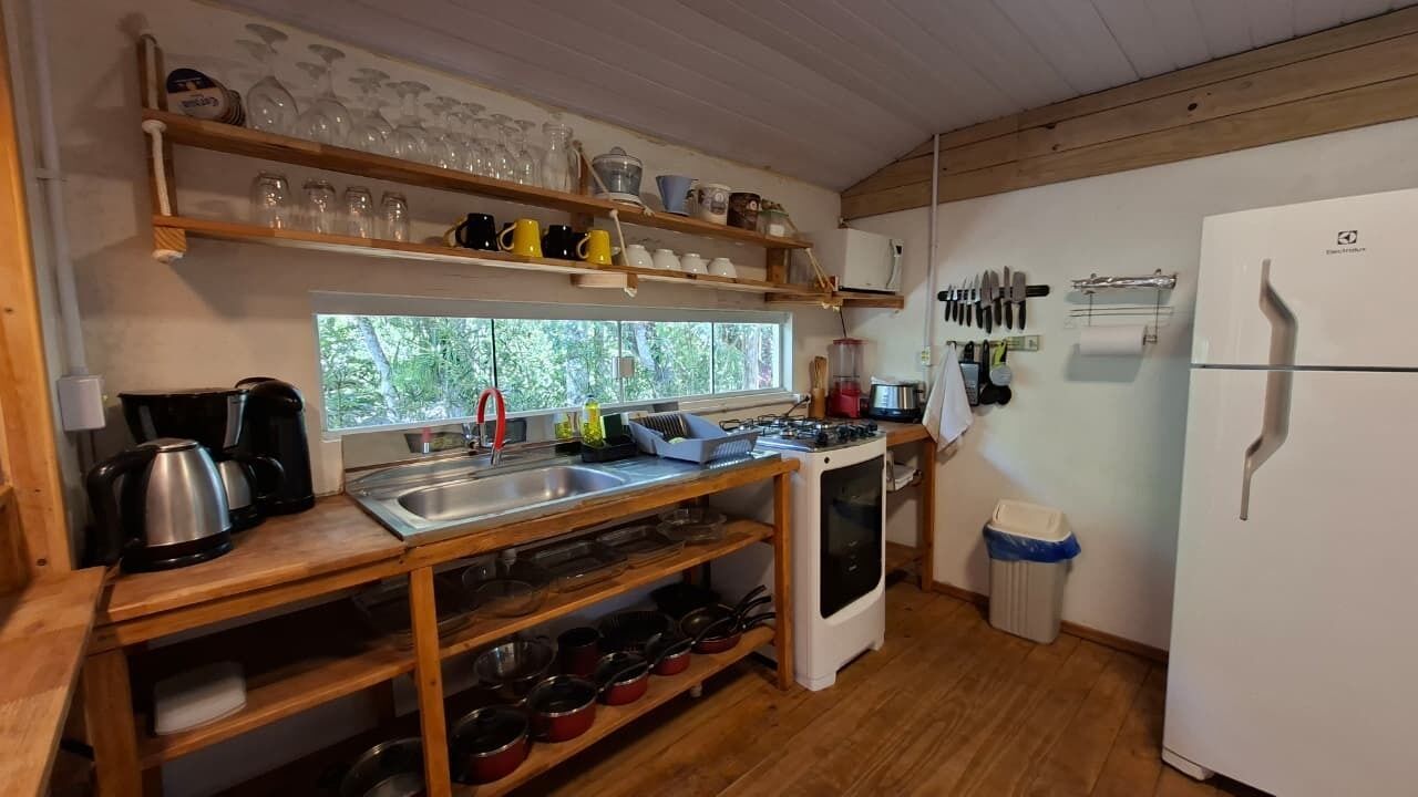 Villa básica | Cocina privada | Frigorífico, microondas, horno y placa de cocina