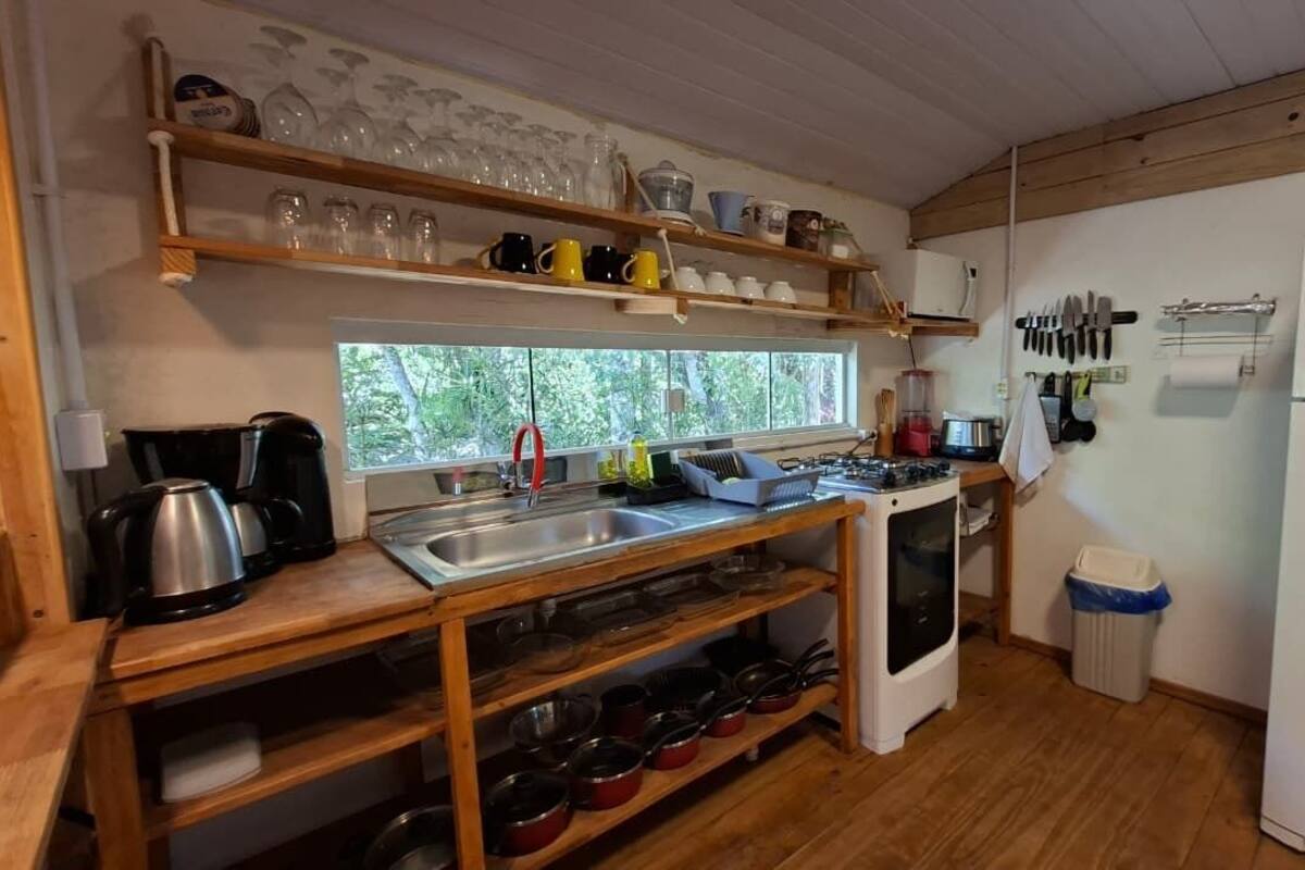 Villa básica | Cocina privada | Frigorífico, microondas, horno y placa de cocina