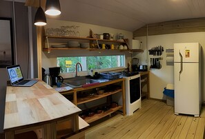Vila família | Cozinha privada | Geladeira, micro-ondas, fogão, cooktop