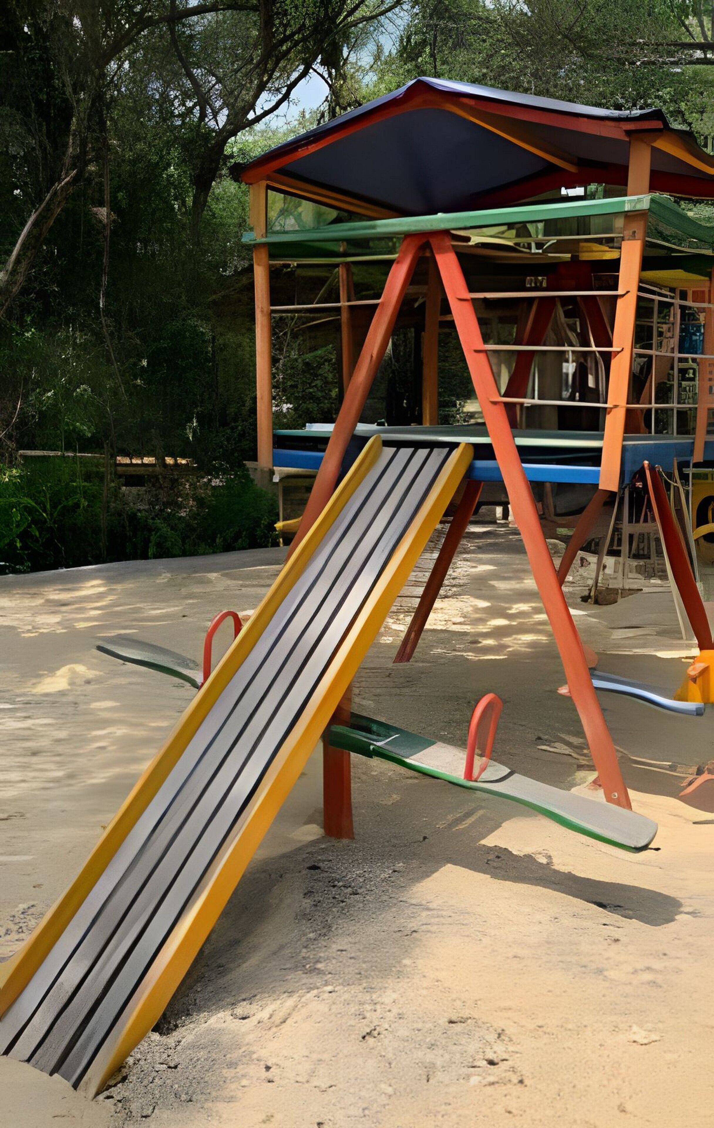 Un'area giochi con scivolo e strutture per arrampicata.