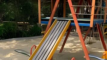 Un'area giochi con scivolo e strutture per arrampicata.