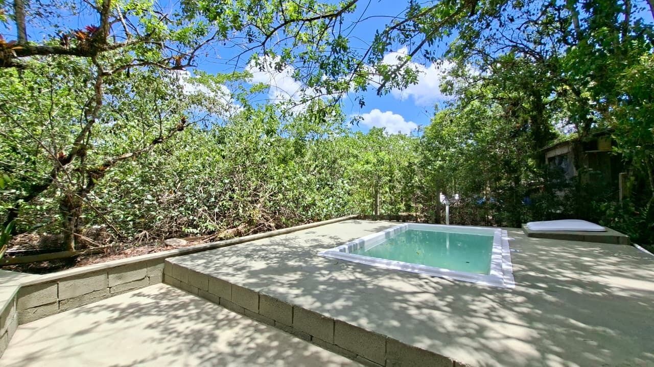 Una piscina al aire libre, sombrillas