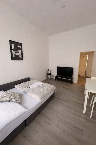 Directly on the Rhine - central, quiet & bright.