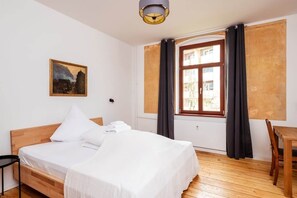 Unclassified image, 3 of 17, button - Artist room 2.5 - Le Parisien (Gera)