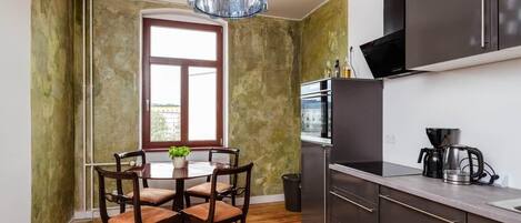 Réfrigérateur, un four, surface de cuisson, lave-vaisselle