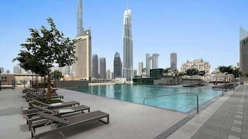 Una piscina al aire libre