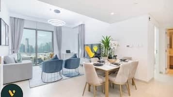 Apartamento superluxo, sacada, vista para a cidade | Opções para refeição no quarto