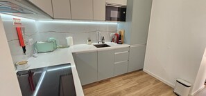 Fridge, microwave, oven, dishwasher - Luxury Romantic Apartment in Faro Center (Faro)