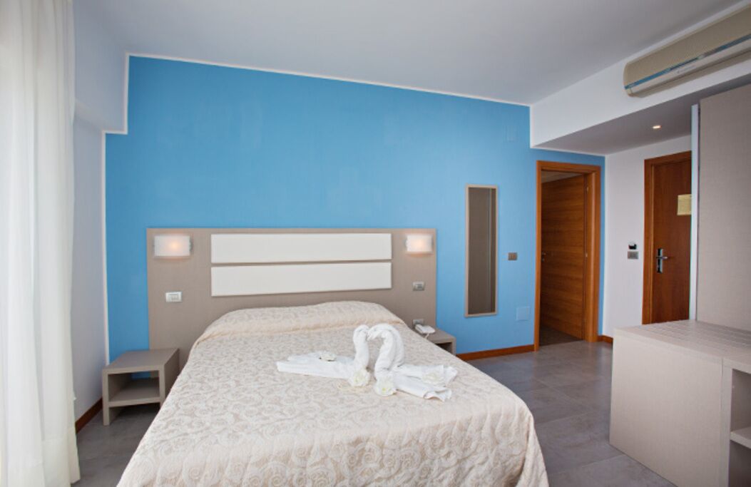 ห้องคลาสสิกดับเบิล, ระเบียง, วิวทะเล | โต๊ะทำงาน, Wi-Fi ฟรี