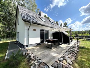 Outdoor dining - Modern vacation home "Anker 2" with fireplace, underfloor heating & garden with dog (Trassenheide)