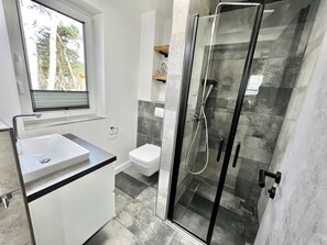 Hair dryer, towels, soap, toilet paper - Modern vacation home "Anker 2" with fireplace, underfloor heating & garden with dog (Trassenheide)