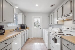 Fridge, microwave, oven, stovetop - Vestavia 3 BR Convenient Location (Vestavia Hills)