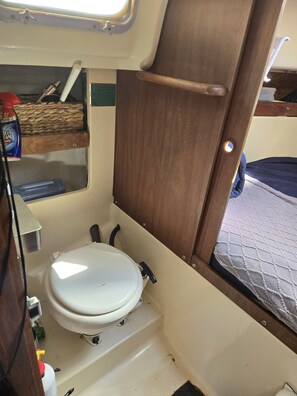 Bathroom - Peaceful 1-bedroom boat in Daytona Beach for a relaxing stay (Daytona Beach)