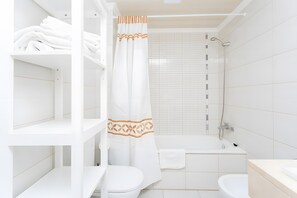Shower, hair dryer, towels - Vacation Apartment 'Oasis Fañabe Townhouse' with Mountain View, Wi-Fi and Air Conditioning (Costa Adeje)