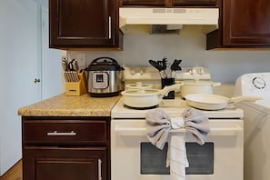 Fridge, microwave, oven, stovetop - Vestavia 6 BR Duplex Great Location (Vestavia Hills)