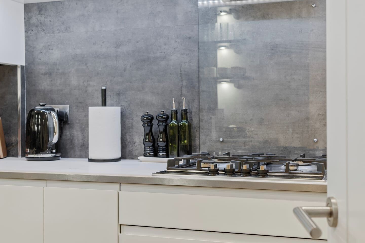 Ofen, Geschirrspüler, Wasserkocher mit Kaffee-/Teezubehör, Toaster