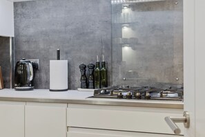 Een oven, een vaatwasser, een koffiezetapparaat/waterkoker