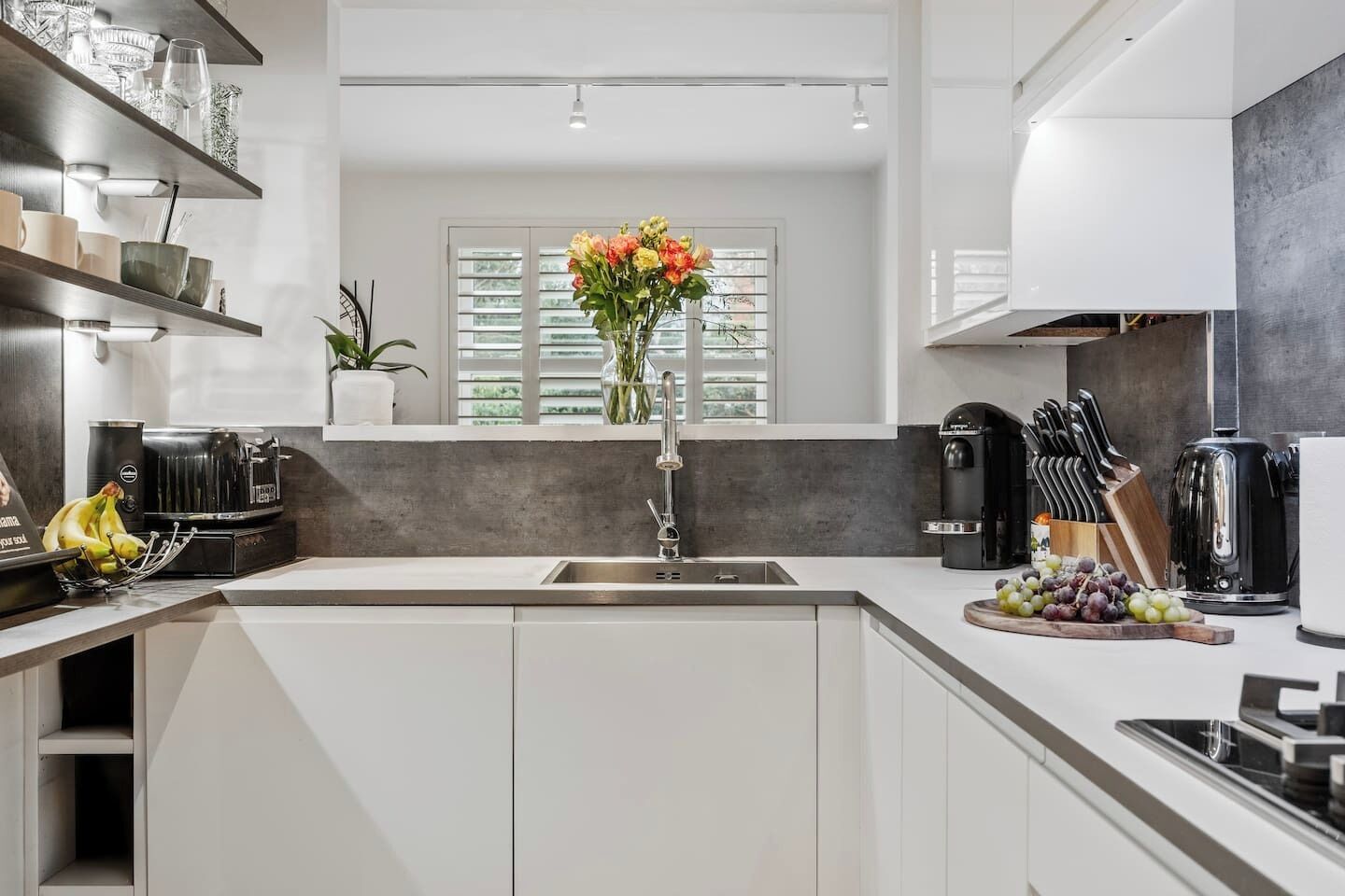 Ofen, Geschirrspüler, Wasserkocher mit Kaffee-/Teezubehör, Toaster