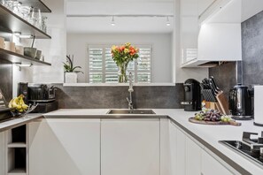 Ofen, Geschirrspüler, Wasserkocher mit Kaffee-/Teezubehör, Toaster