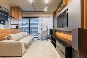 Alloggio Deluxe su due livelli, cucina, vista città | Area soggiorno | Smart TV 50 pollici con canali digitali, Netflix, servizi in streaming