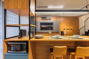 Dúplex Deluxe, cocina, vista a la ciudad | Área de sala de estar | Smart TV de 50 pulgadas con canales digitales y Netflix 
