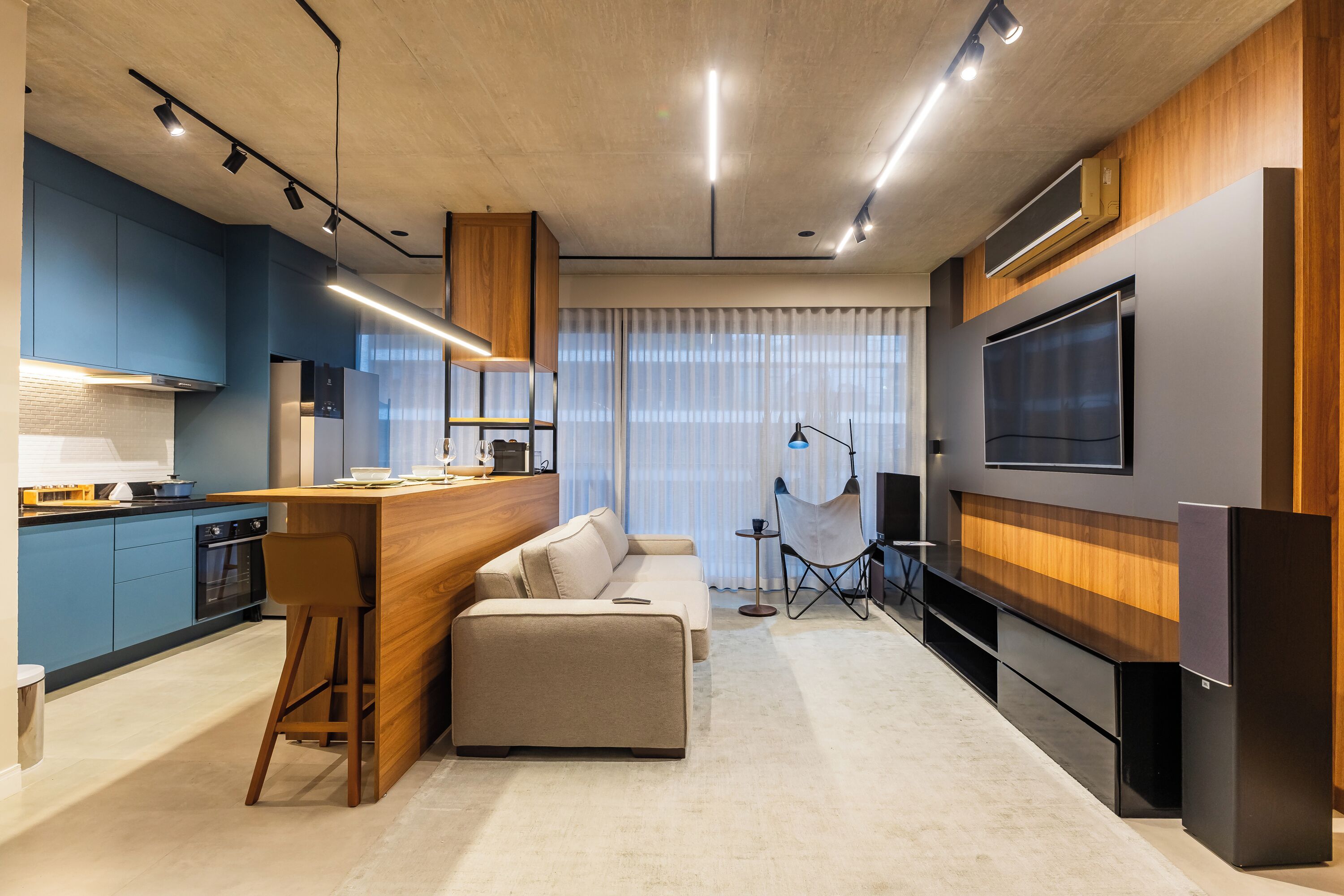 Duplex luxo, cozinha, vista para a cidade | Área de estar | Smart TV 50 polegadas com canais digitais, Netflix