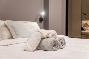 Alloggio Deluxe su due livelli, cucina, vista città | Biancheria da letto di alta qualità, una scrivania, postazione laptop