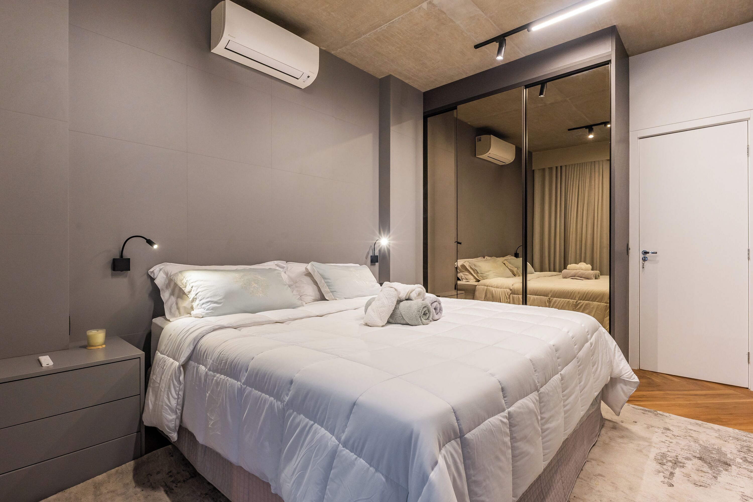 Duplex luxo, cozinha, vista para a cidade | Roupas de cama premium, escrivaninha, espaço de trabalho para notebook