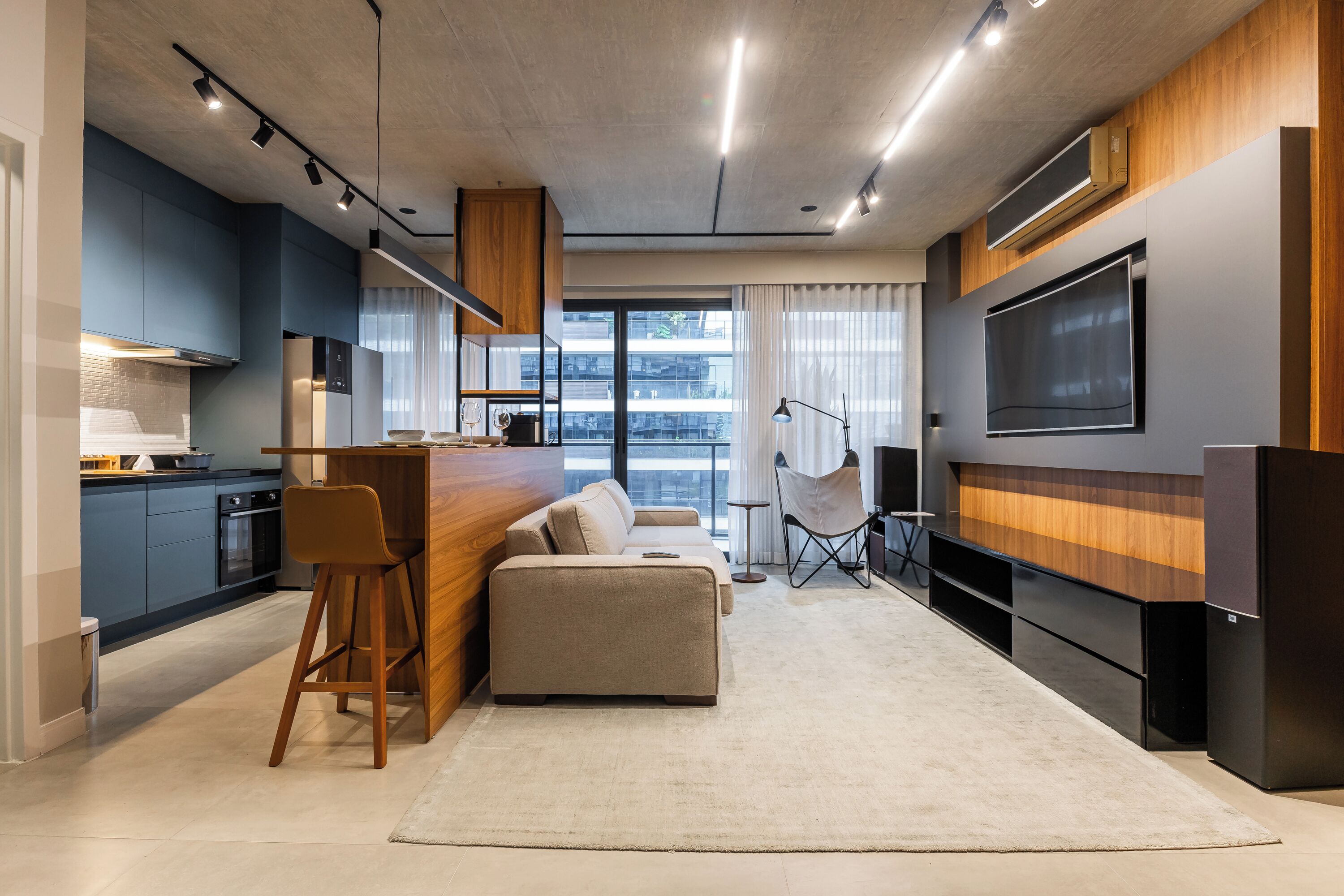 Dúplex Deluxe, cocina, vistas a la ciudad | Zona de estar | Smart TV de 50 pulgadas con canales digitales, Netflix