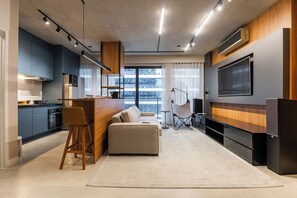 Alloggio Deluxe su due livelli, cucina, vista città | Area soggiorno | Smart TV 50 pollici con canali digitali, Netflix, servizi in streaming