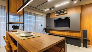 Deluxe Duplex, Kitchen, City View | Dining room