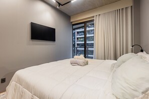 华丽复式, 厨房, 城市景观 | 高档床上用品、办公桌、笔记本电脑工作区、遮光窗帘