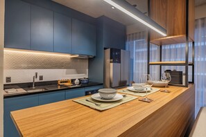 Deluxe Duplex, Kitchen, City View | Makan dalam bilik